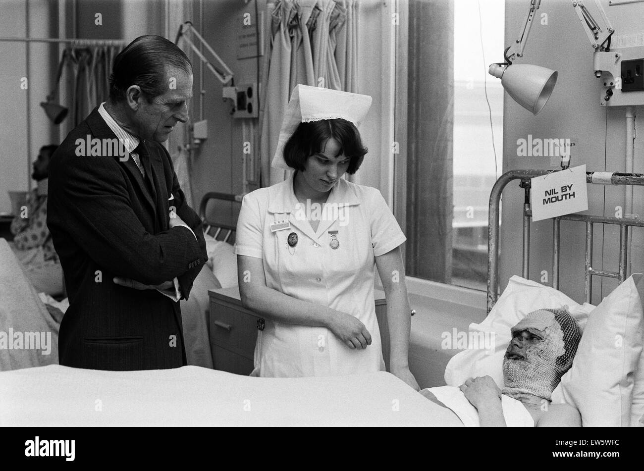 Il Principe Filippo , Duca di Edimburgo, visite alle vittime del pub di Birmingham bombardamenti a Birmingham General Hospital. Il 25 novembre 1974. Foto Stock