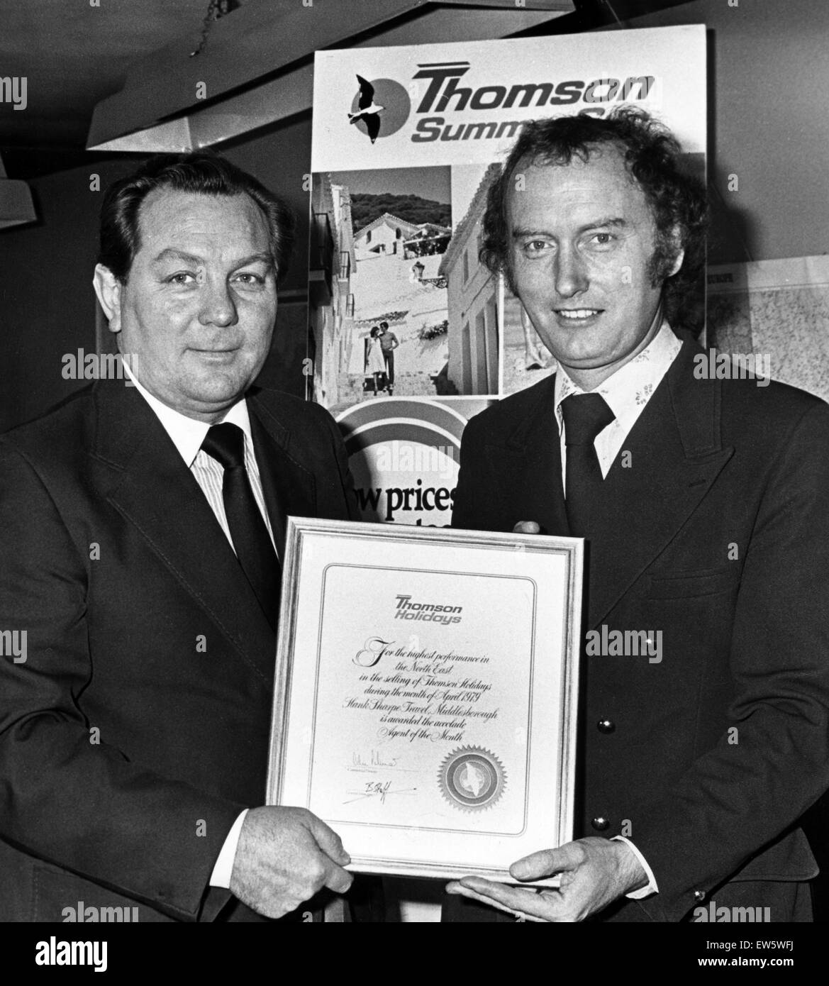 Hank Sharpe, agente di viaggio con Brian personale, Nord Est General Manager Thomson Holidays, Middlesbrough, 31 maggio 1979. Foto Stock