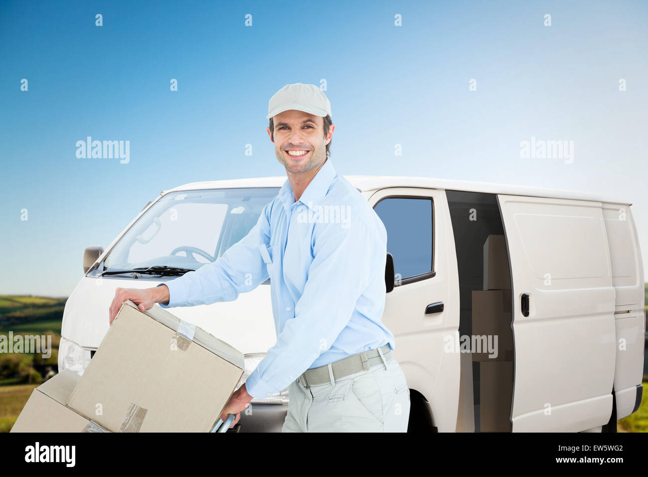 Immagine composita di fiduciosa consegna uomo carrello di spinta di scatole di cartone Foto Stock