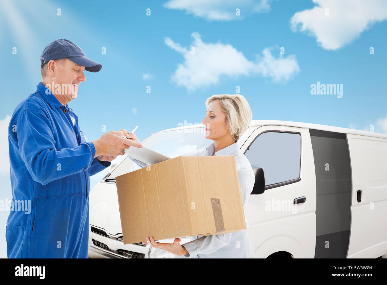 Immagine composita di felice uomo di consegna con il cliente Foto Stock