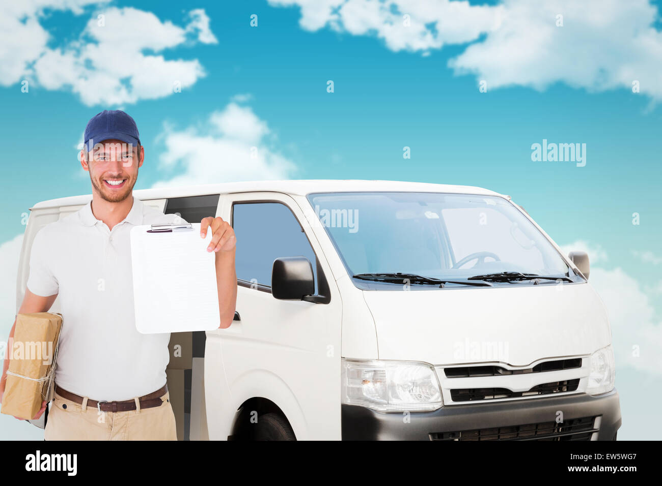 Immagine composita di felice consegna uomo con scatola di cartone e appunti Foto Stock