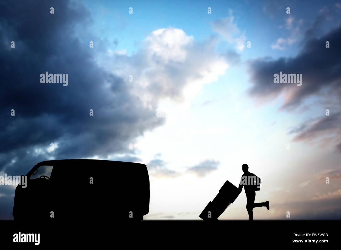 Immagine composita di felice consegna uomo con carrello di scatole in esecuzione su sfondo bianco Foto Stock
