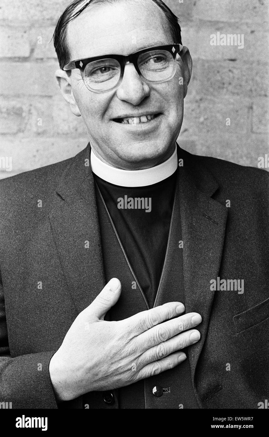 Il reverendo Richard Owen, Vicario di St James, Dudley, il Black Country, West Midlands, Inghilterra. 25 maggio 1968. Foto Stock