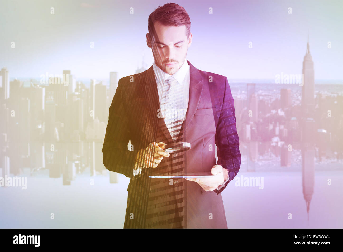 Immagine composita di concentrato di imprenditore con lente di ingrandimento Foto Stock