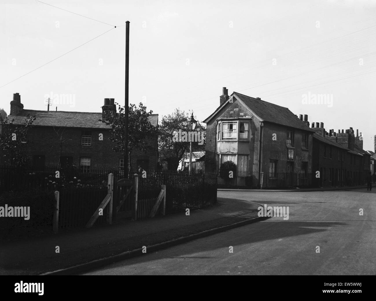 Vecchio cottage in alto di Waterloo Road, Uxbridge a causa di essere demolito. Circa 1931 Foto Stock