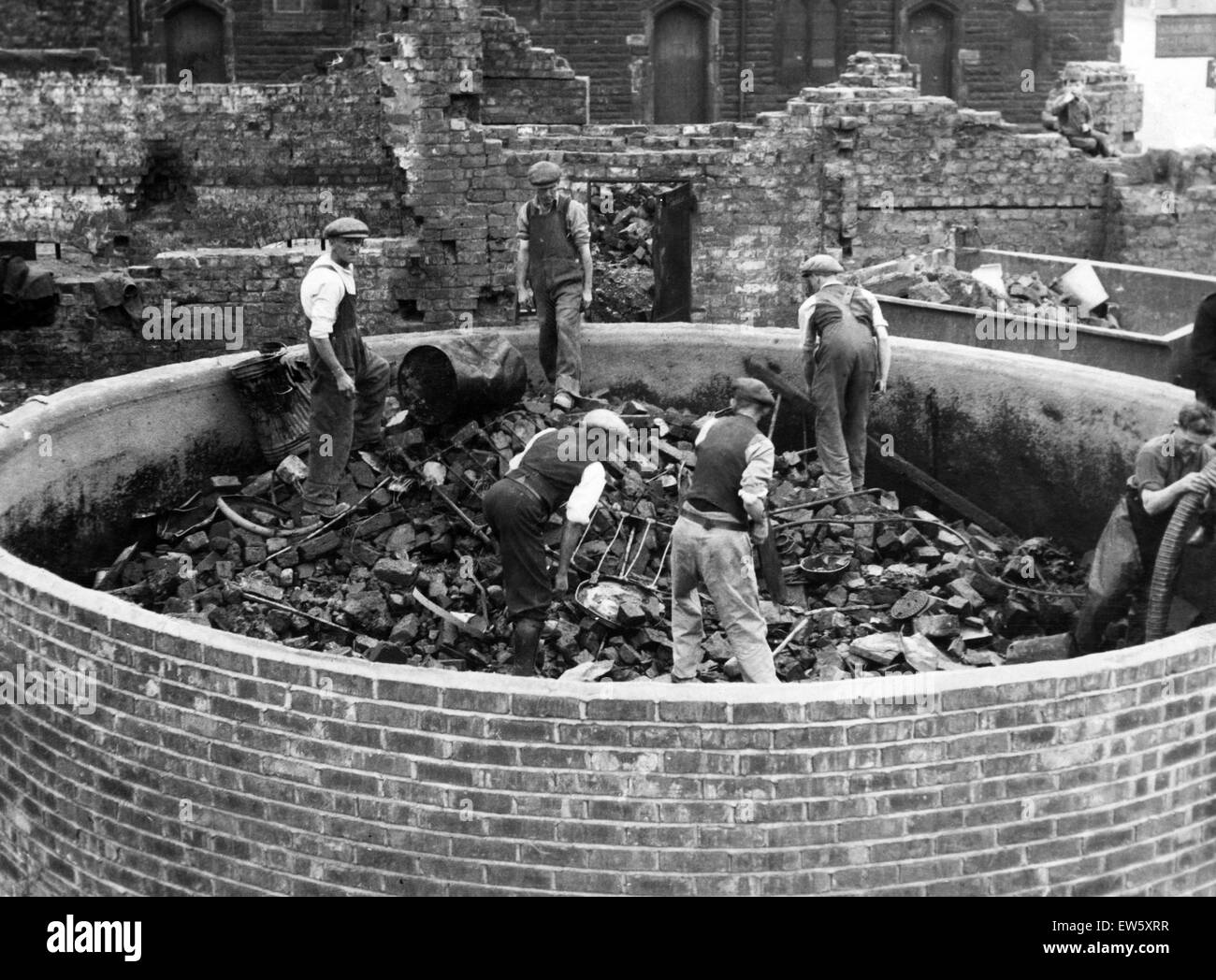 Un'emergenza Alimentazione idrica diga, che le persone hanno riempito con detriti come lettiere, mattoni, lattine e muratura. Il pubblico sono stati avvisati di non buttare via i detriti in queste dighe come sabotare lo sforzo nazionale da sprecare man-power nella pulizia di th Foto Stock