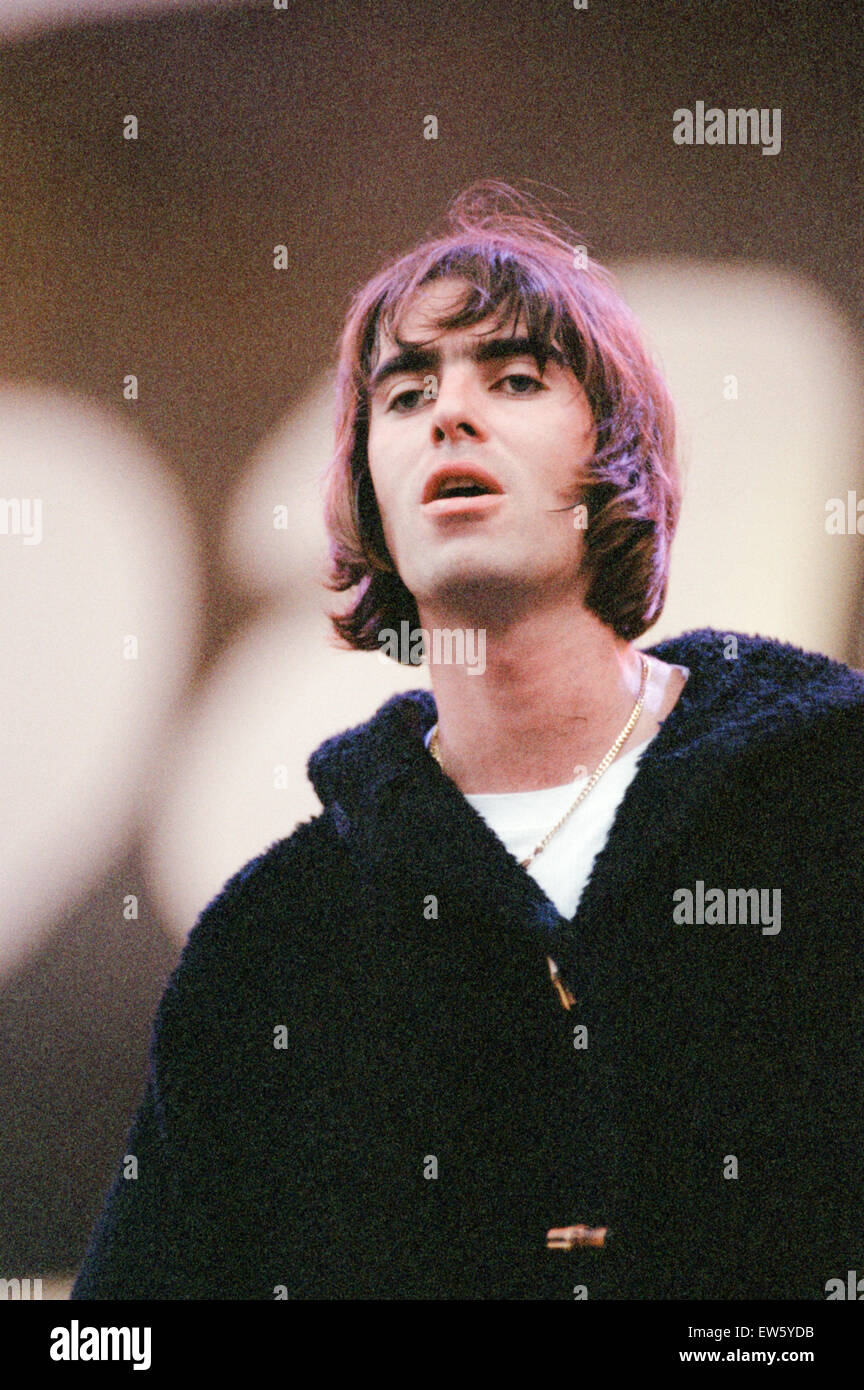 1996 Oasi, il gruppo di musica, eseguendo o stadio, Balloch Castle Country Park Balloch, Loch Lomond, nel West Dunbartonshire, Scozia, domenica 4 agosto 1996. Liam Gallagher. Foto Stock