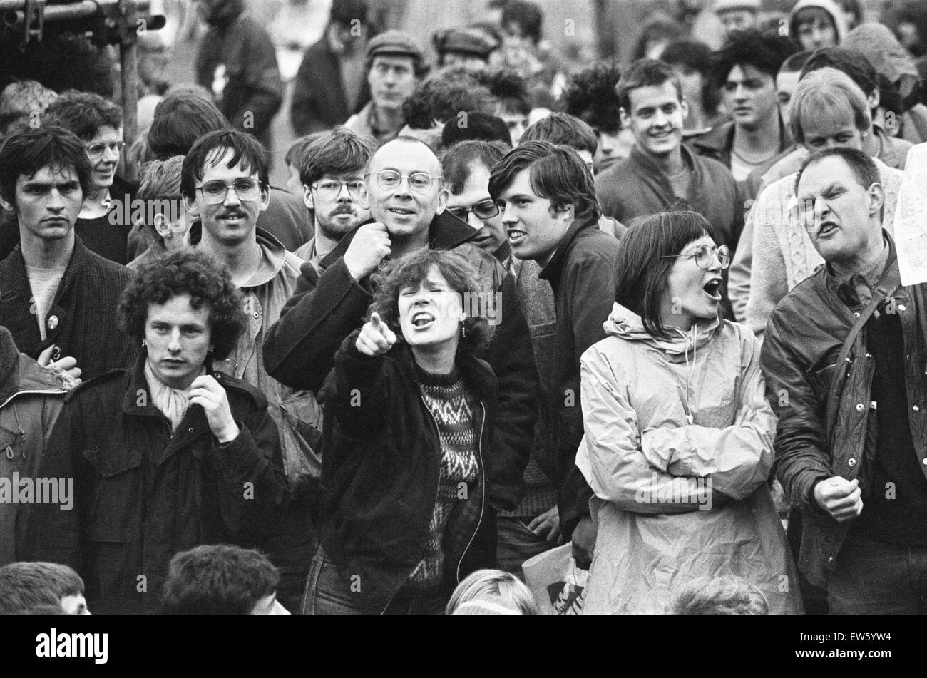 Alcuni del CND manifestanti che hanno marciato attraverso Coventry gettando il centro città nel caos. Visto qui commenti ad uno degli altoparlanti presso la War Memorial Park off Kenilworth dopo il mese di marzo. 26 maggio 1984 Coventry era ridurre al caos come decine di tu Foto Stock