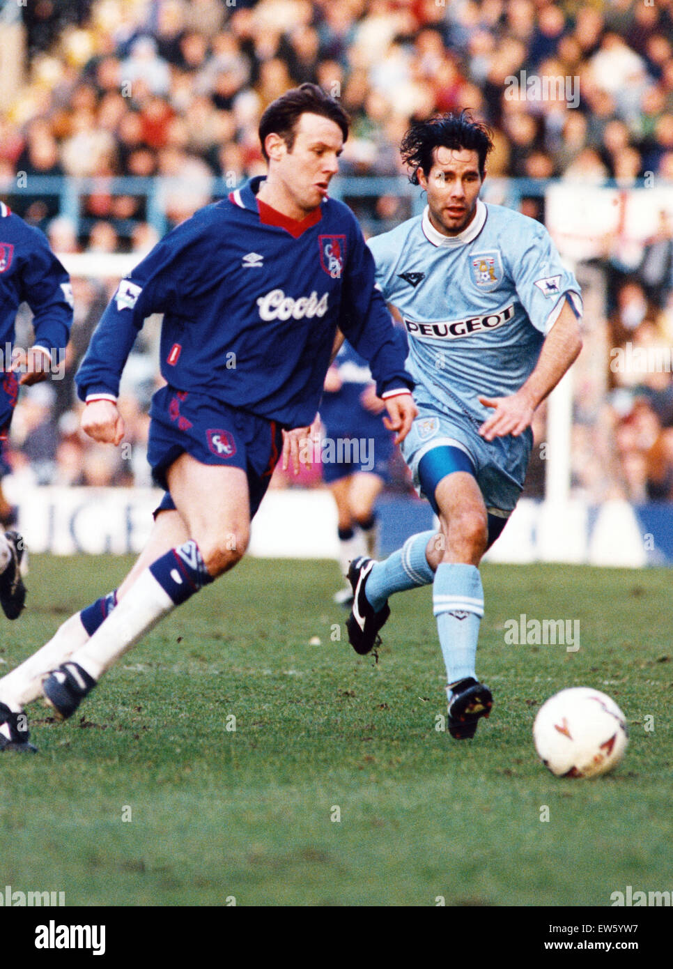 Coventry City v Chelsea, ha suonato in occasione di Highfield Road, Punteggio finale 2-2, Premier League. Nella foto è Coventry player Roy Wegerle sulla destra in esecuzione per la palla. 4° febbraio 1995. Foto Stock