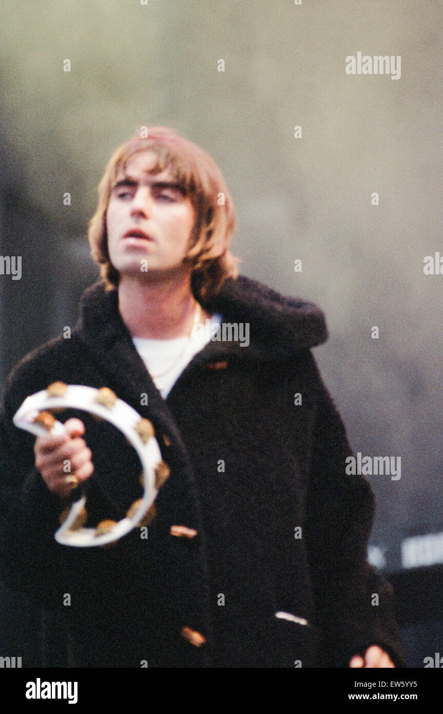 1996 Oasi, il gruppo di musica, eseguendo o stadio, Balloch Castle Country Park Balloch, Loch Lomond, nel West Dunbartonshire, Scozia, domenica 4 agosto 1996. Liam Gallagher. Foto Stock