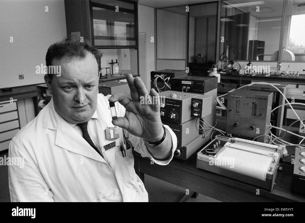 Il dottor Frank Skuse studi un campione di sangue per contenuto alcolico a nord ovest i laboratori di medicina legale a Chorley, Lancashire. Il 23 aprile 1971. Foto Stock