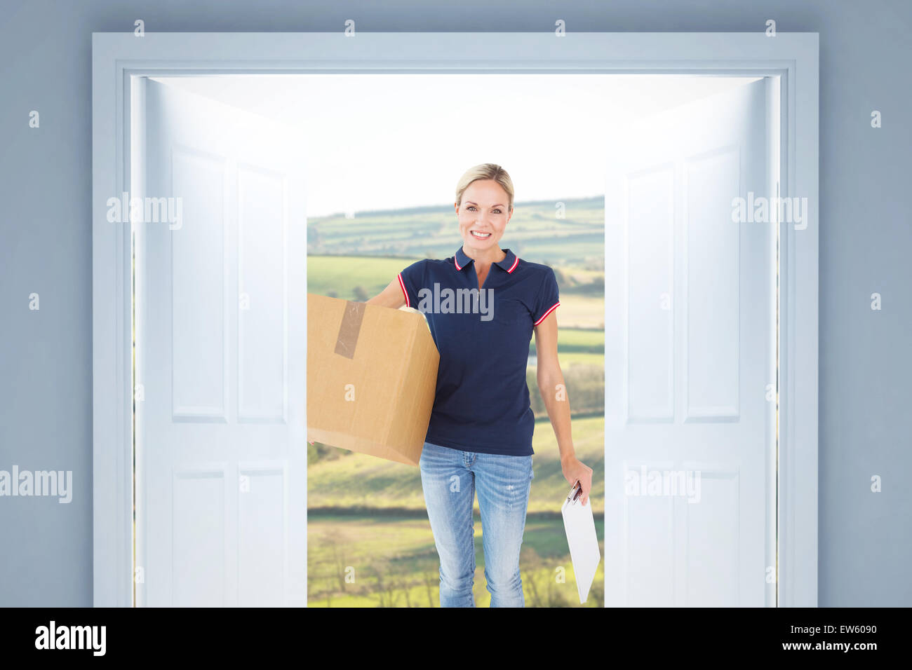 Immagine composita della felice donna consegna tenendo la scatola di cartone e appunti Foto Stock