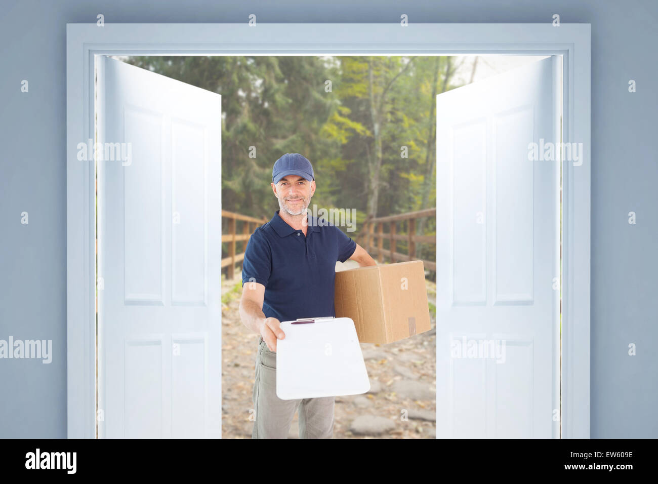 Immagine composita di felice consegna uomo con scatola di cartone e appunti Foto Stock
