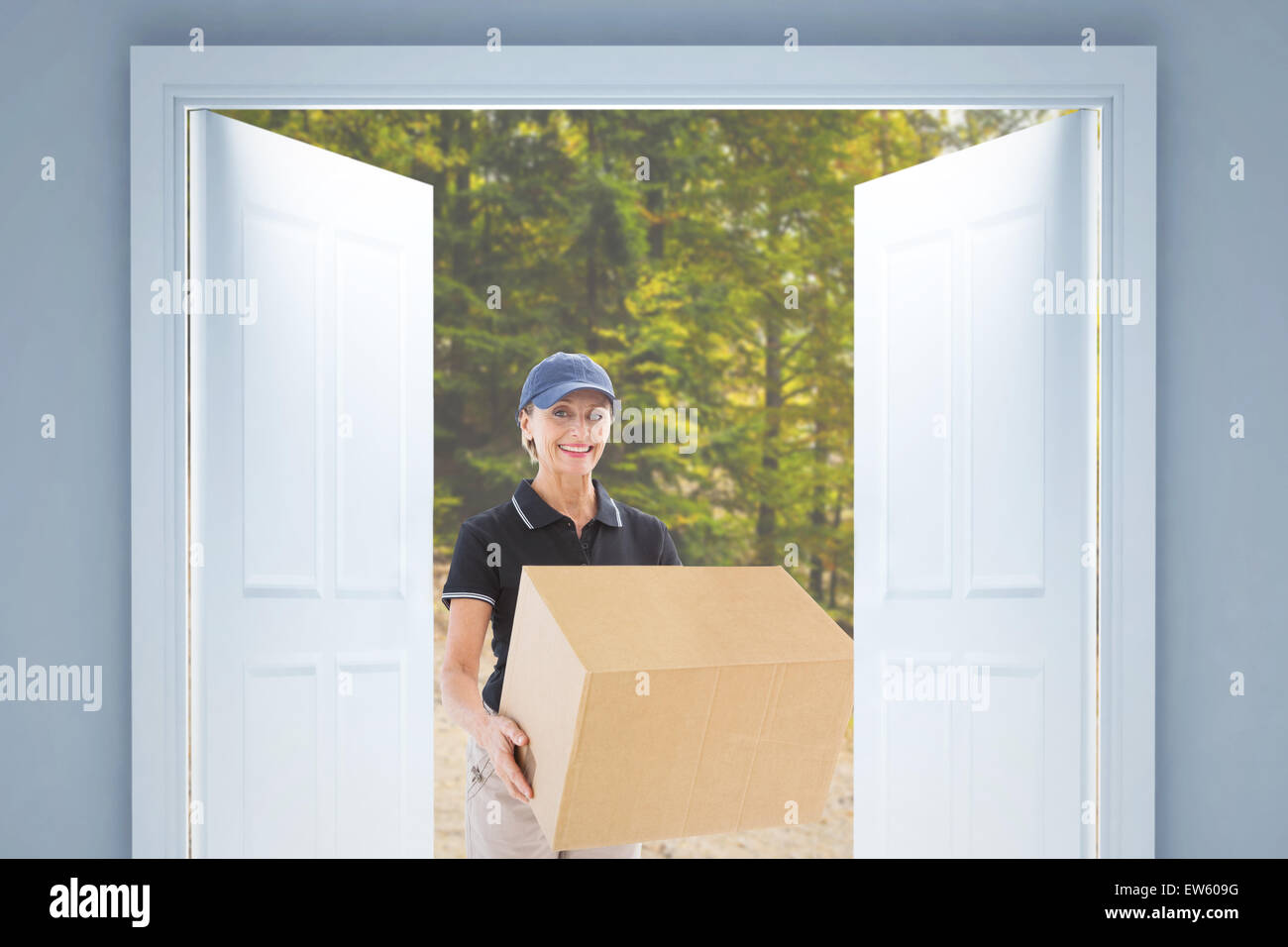 Immagine composita della felice donna consegna tenendo la scatola di cartone Foto Stock