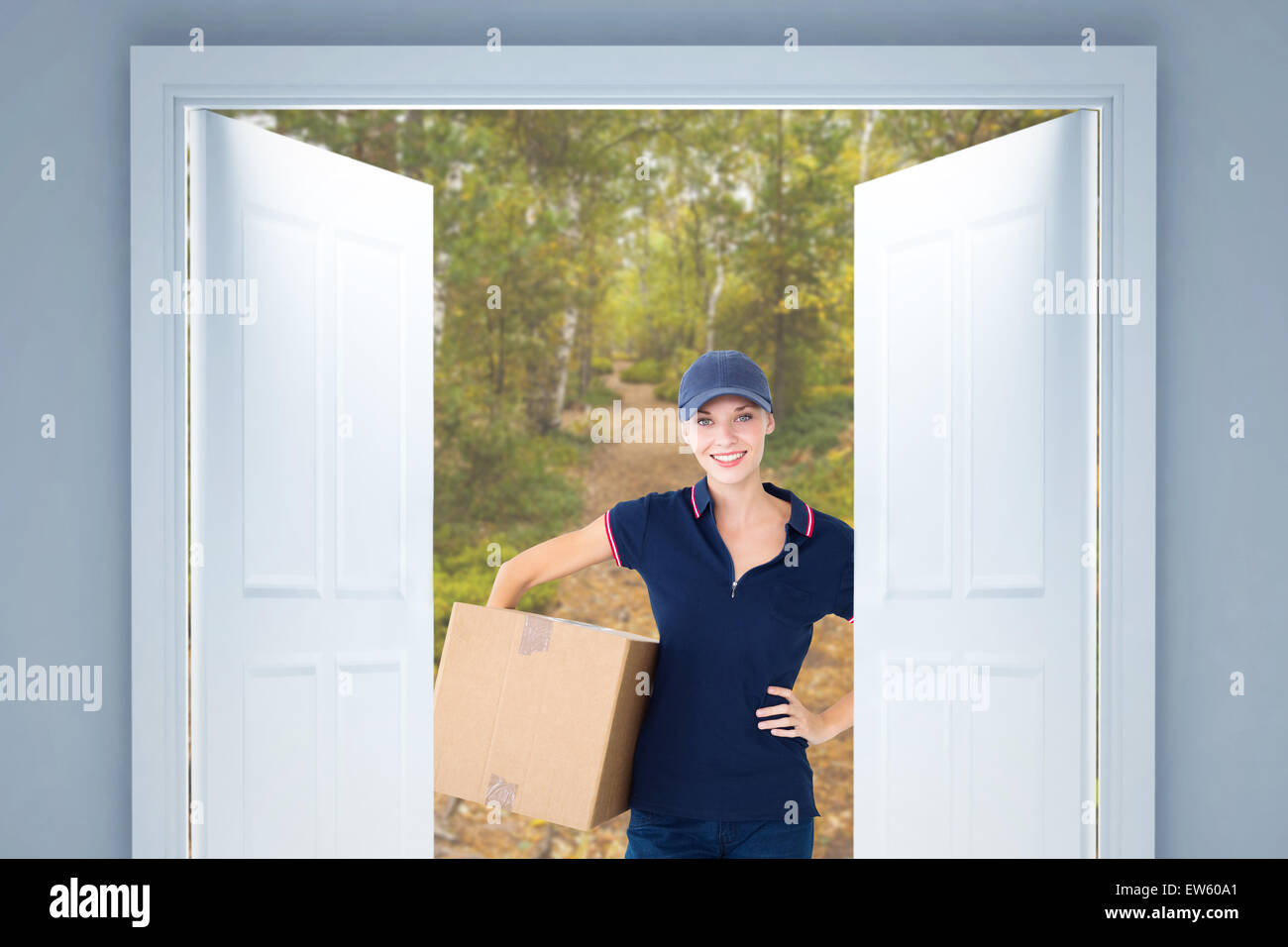 Immagine composita della felice donna consegna tenendo la scatola di cartone Foto Stock