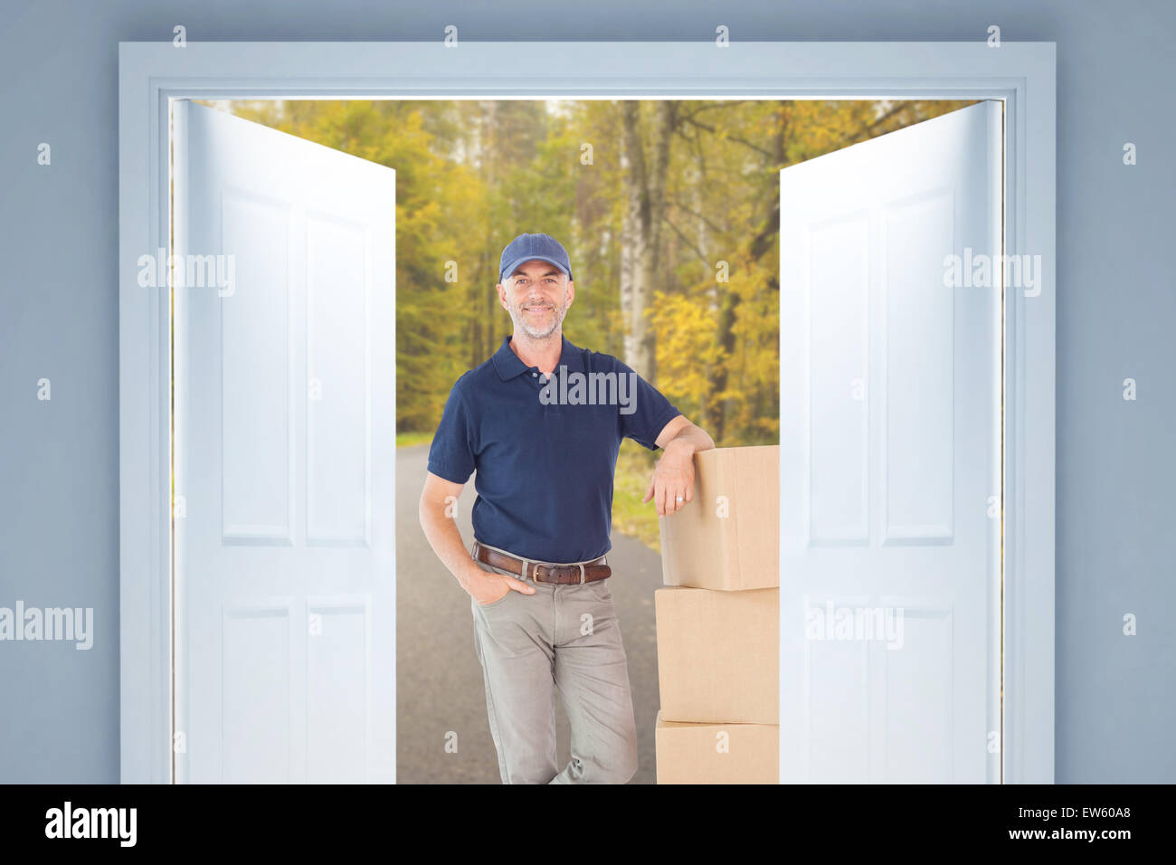 Immagine composita di felice consegna uomo appoggiato sulla pila di scatole di cartone Foto Stock