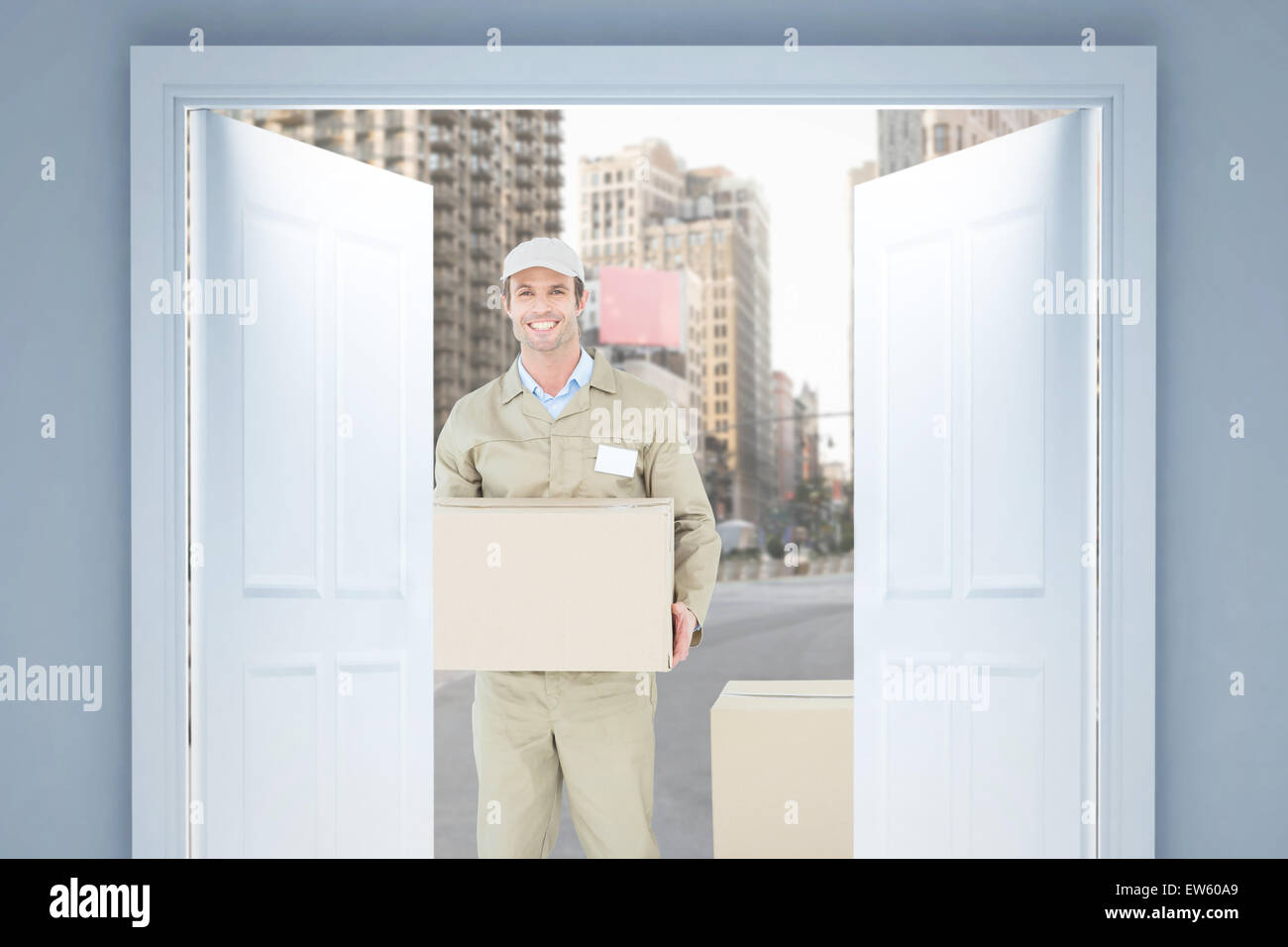 Immagine composita di felice consegna uomo che porta una scatola di cartone Foto Stock