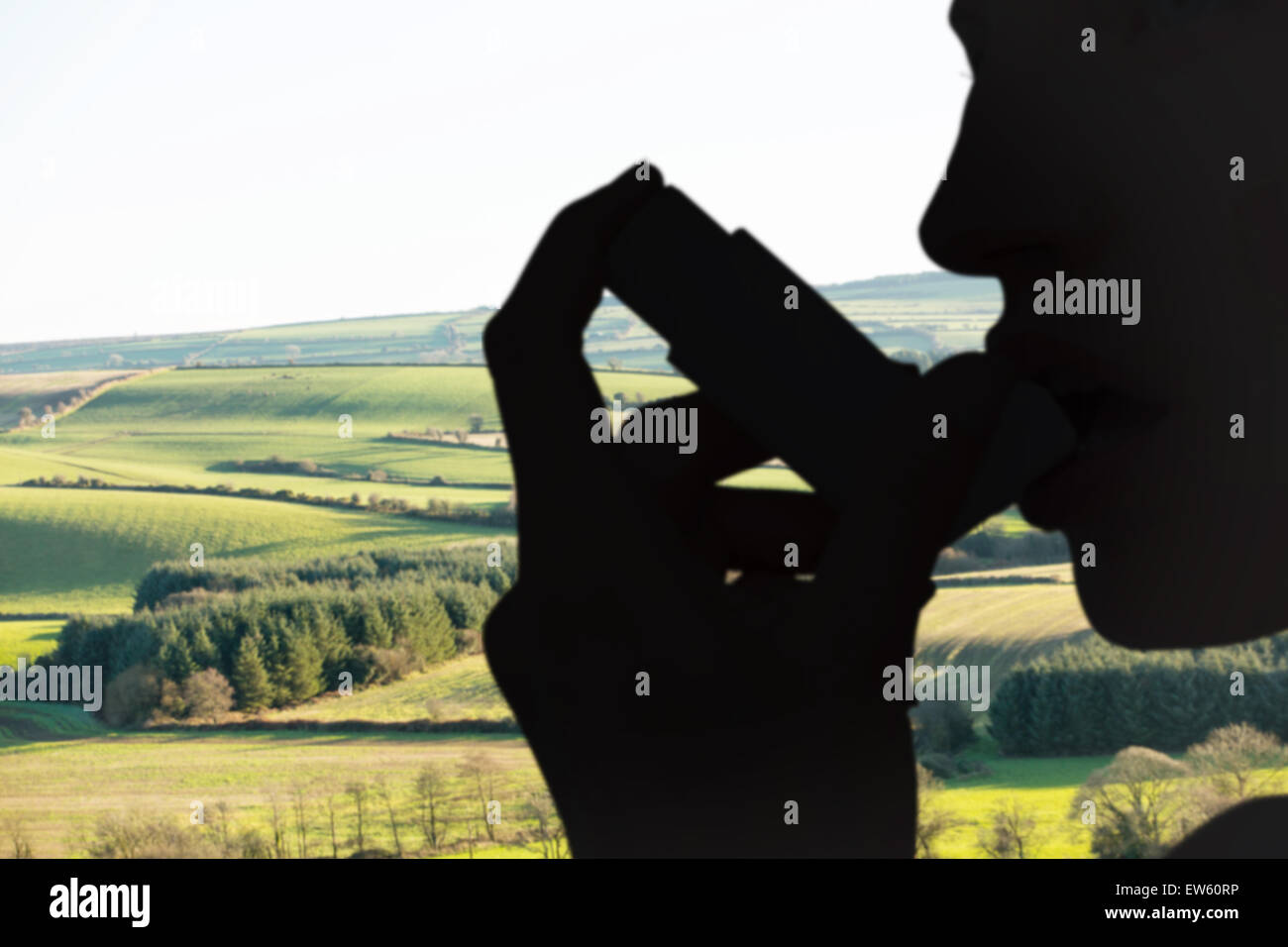 Immagine composita della donna bionda prendendo il suo inalatore Foto Stock