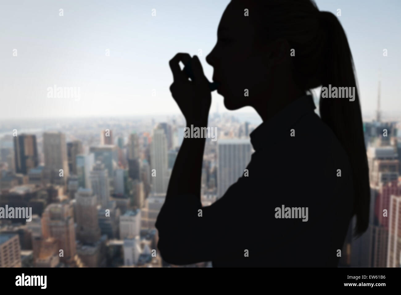 Immagine composita della bella bionda usando un inalatore per asmatici Foto Stock