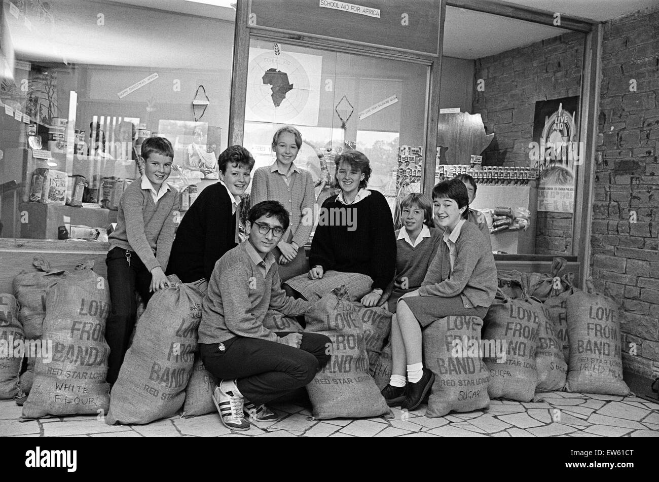 Gli alunni a Saladine Nook scuola. I bambini di tutte le età da scuole di Kirklees sono state rispondendo al disperato appello per salvare vite umane in Africa centrale. Gli studenti di quattro scuole hanno raccolto in sacchi di zucchero, latte in polvere, farina, lenticchie e piselli per la Foto Stock