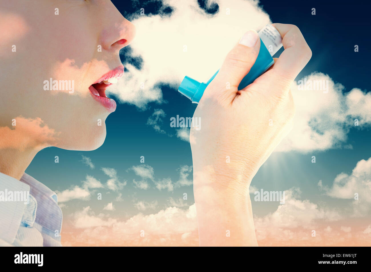 Immagine composita di close up di una donna utilizzando un inalatore per asmatici Foto Stock