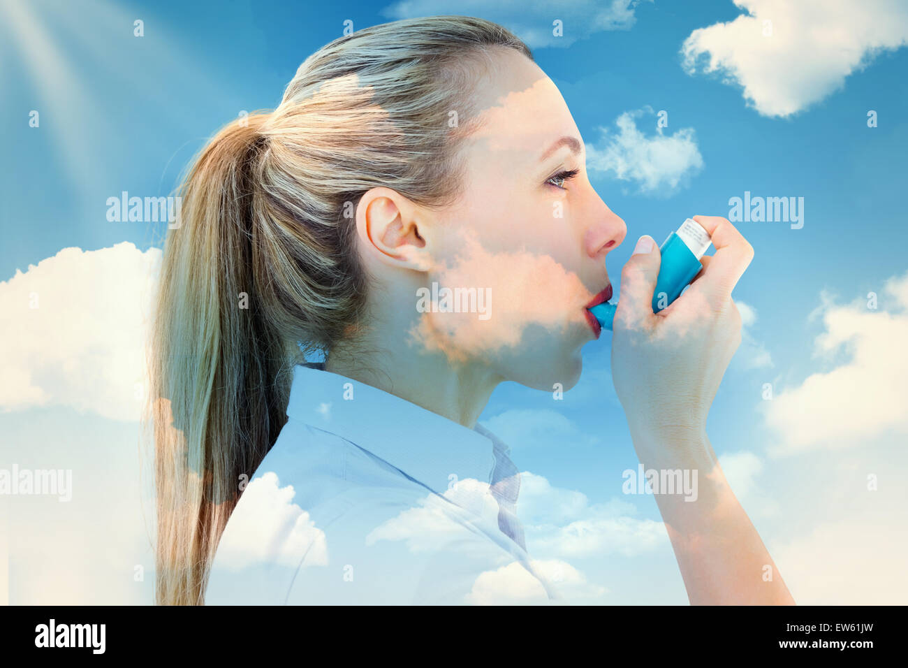 Immagine composita della bella bionda usando un inalatore per asmatici Foto Stock