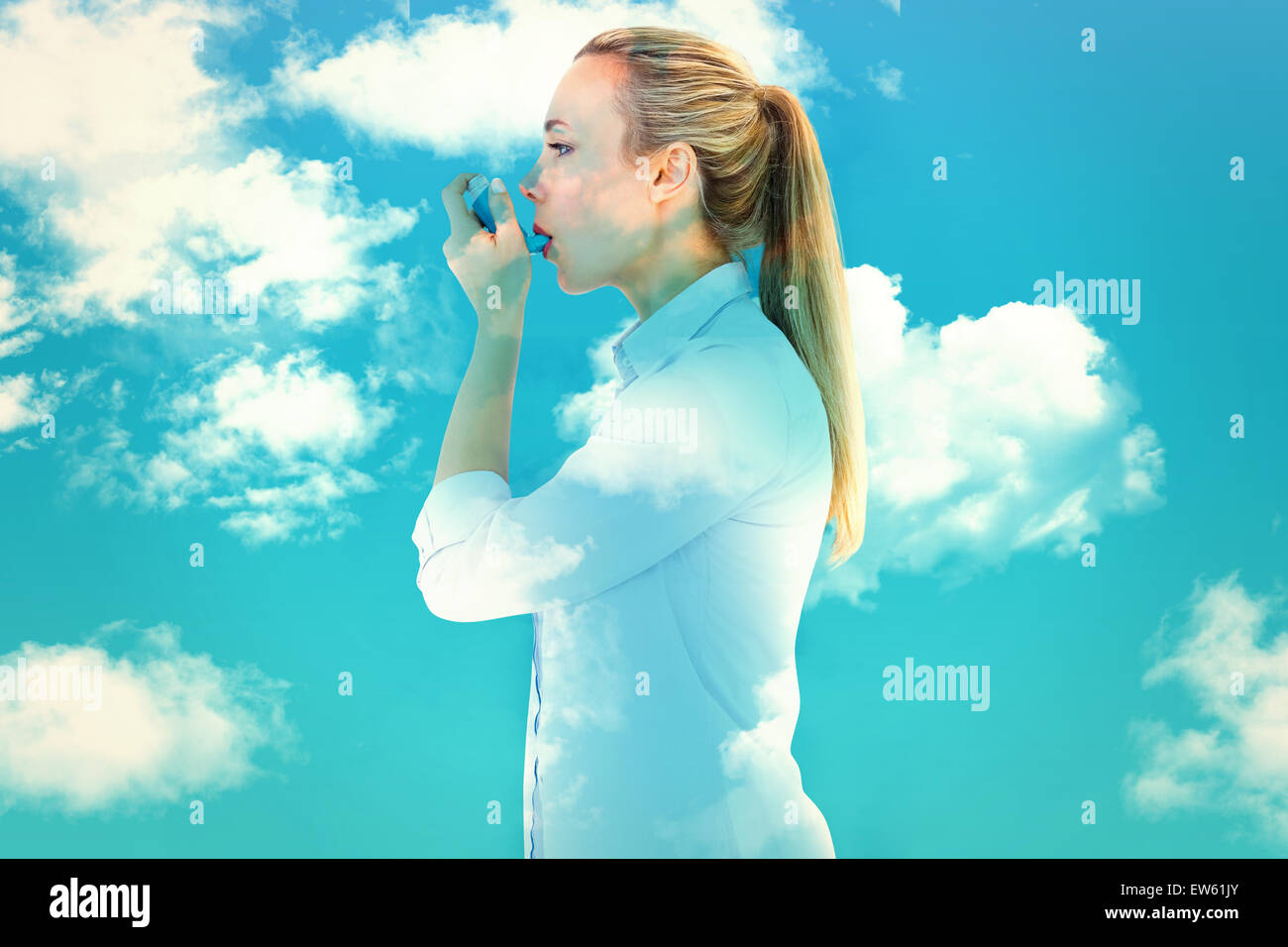 Immagine composita della bella bionda usando un inalatore per asmatici Foto Stock