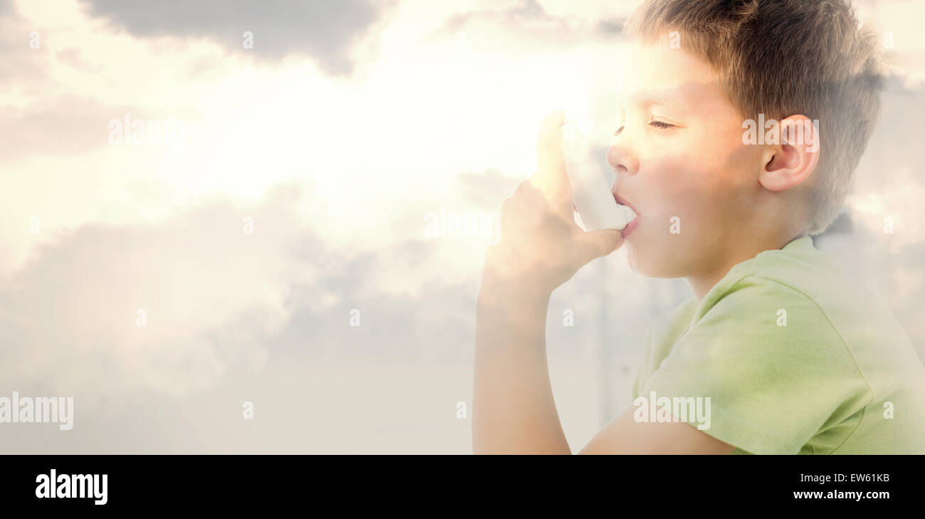 Immagine composita del boy utilizzando un inalatore per asmatici in clinica Foto Stock