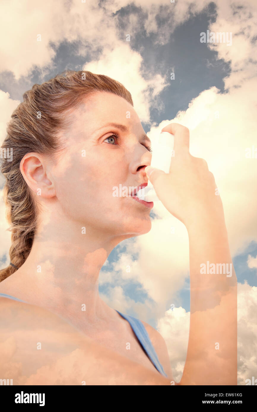 Immagine composita della donna usando un inalatore per l'asma Foto Stock
