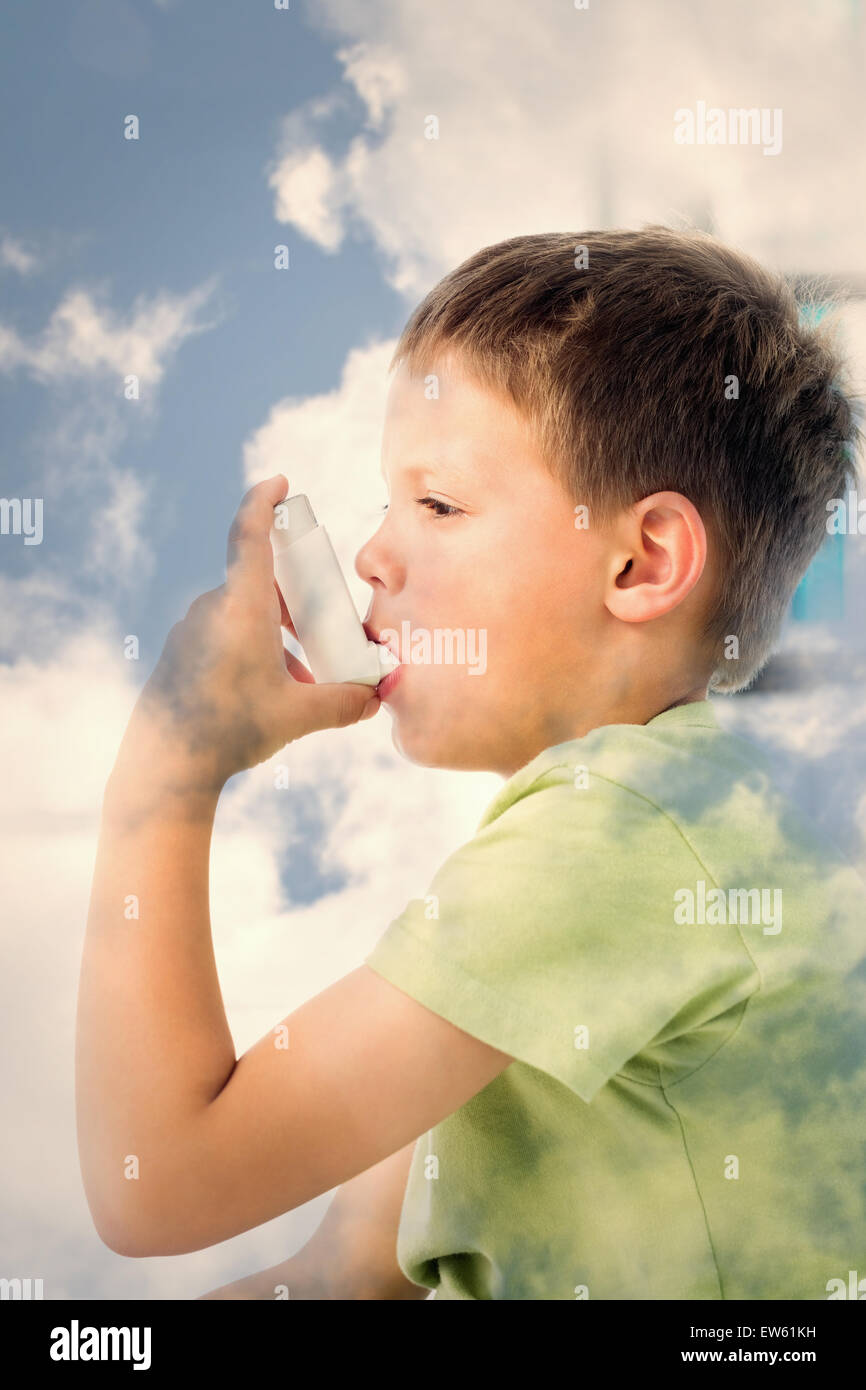 Immagine composita del boy utilizzando l'asma inalatore in ospedale Foto Stock