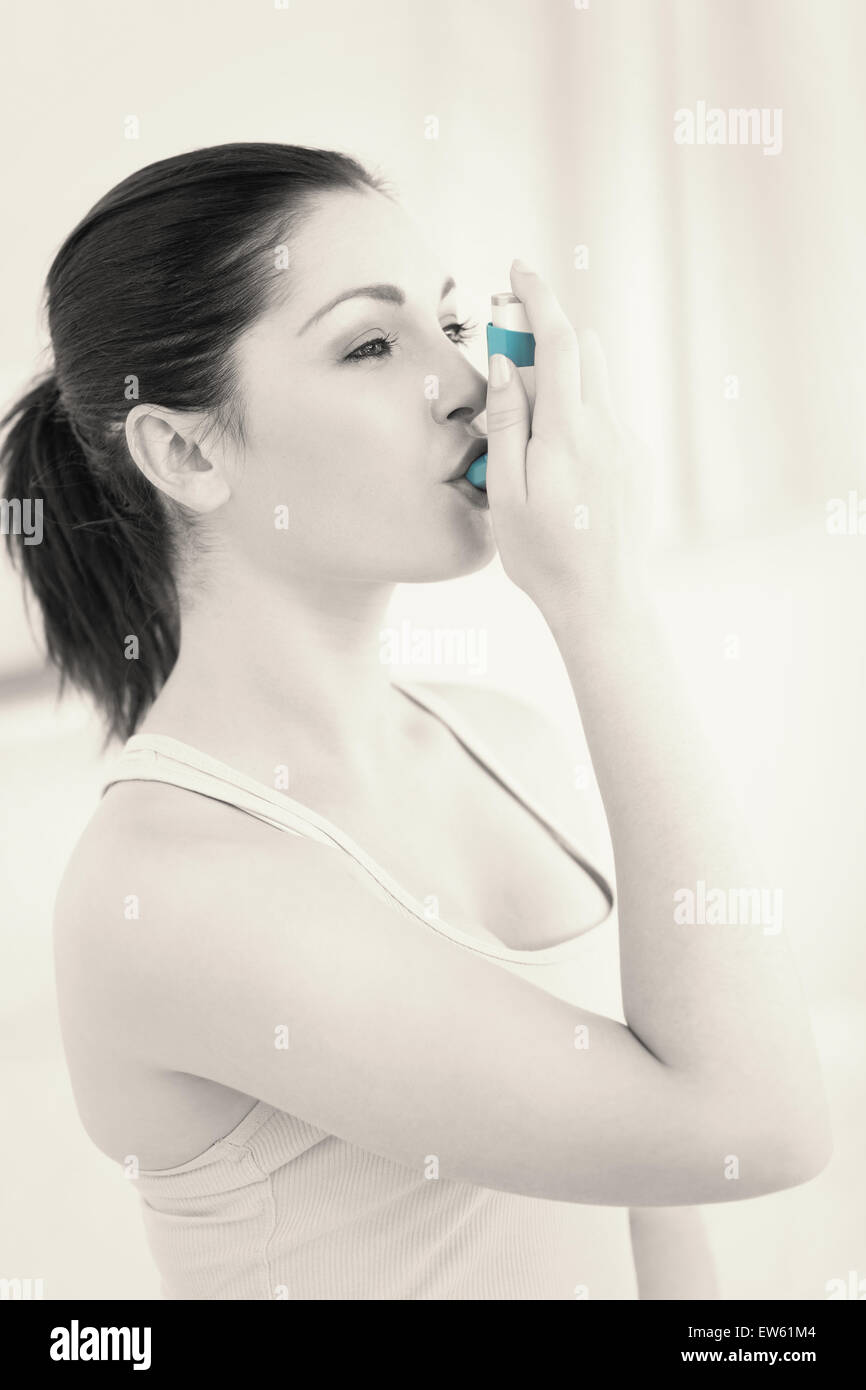 Brunette con asma inhlaer Foto Stock