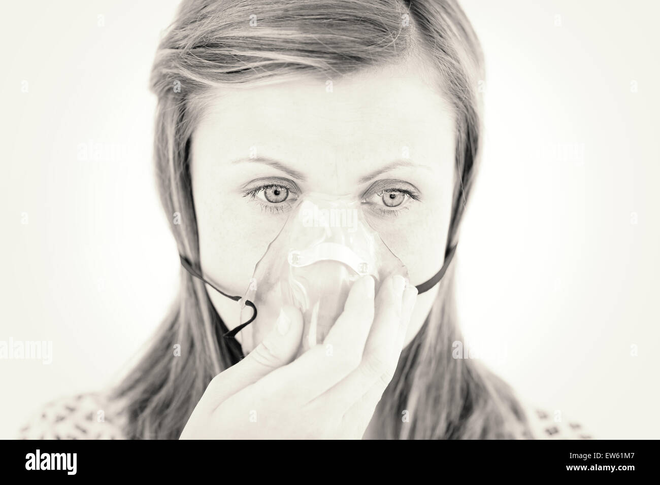 Giovani malati donna che indossa una maschera Foto Stock
