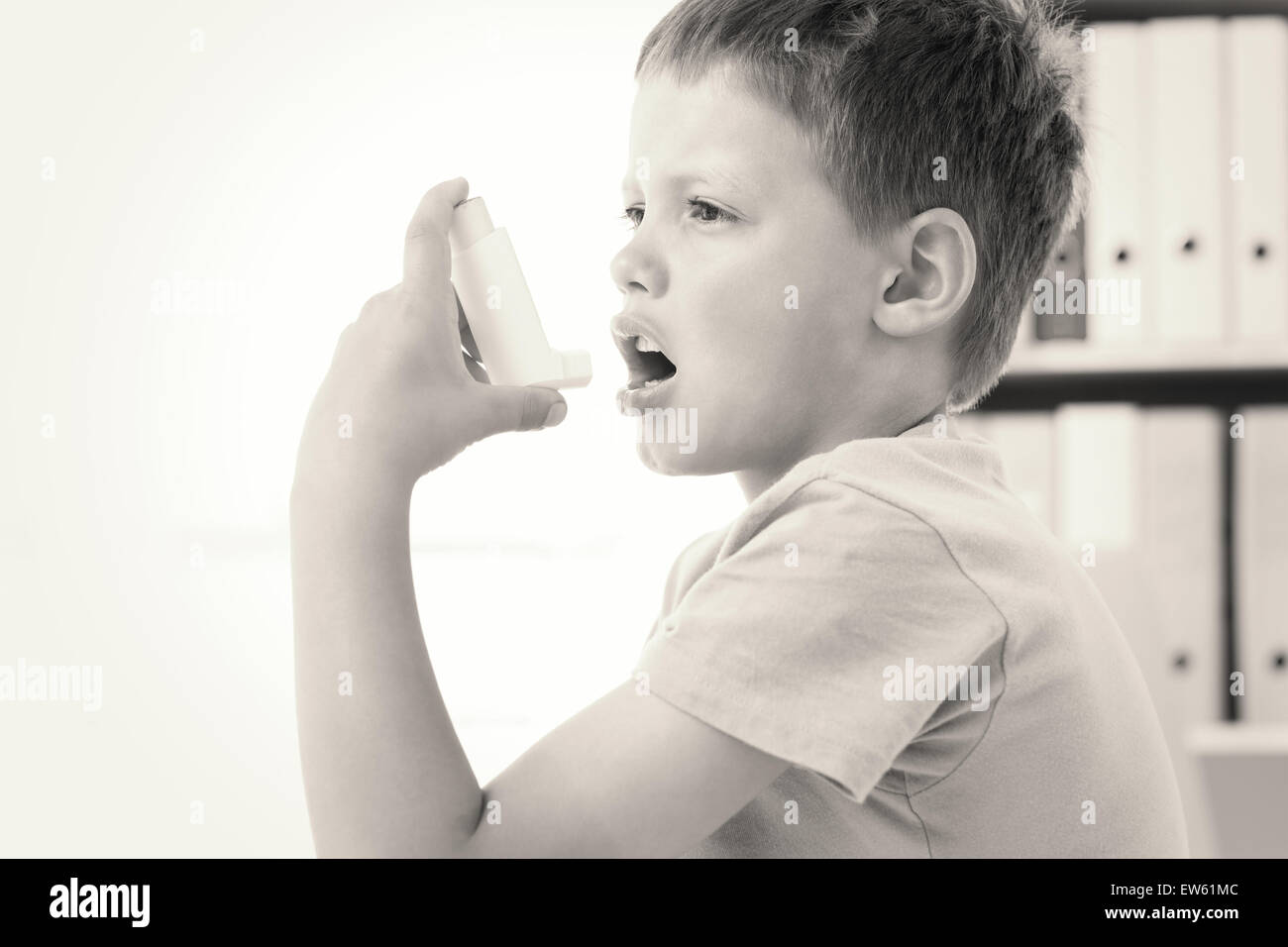 Boy utilizzando un inalatore per asmatici Foto Stock