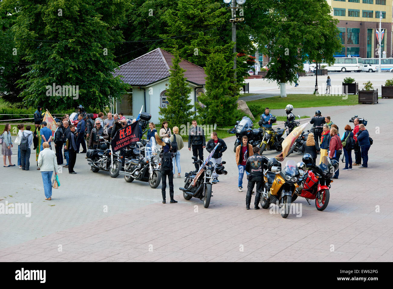 Preghiera per la Giornata della memoria e di dolore, inizio della seconda guerra mondiale. Primo a Kaliningrad in processione su motocicli e sacerdote Foto Stock