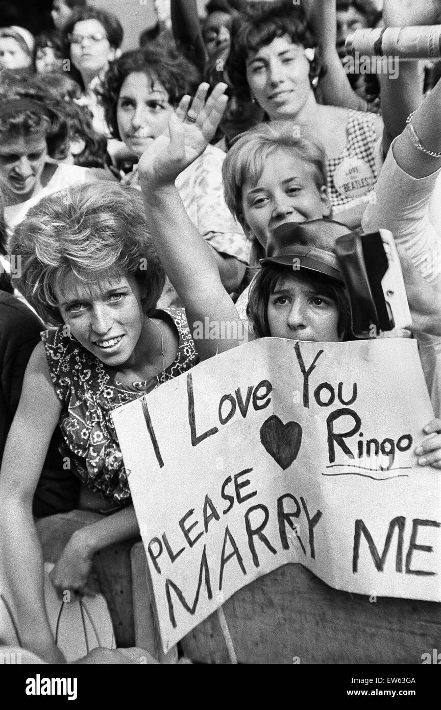 I Beatles in New York City, sul loro tour del Nord America prima del loro concerto che si terrà a Forest Hills. Il tifo appassionati accorsi al di fuori del Delmonico Hotel di New York dove la band sono stare. Il 28 agosto 1964. Foto Stock