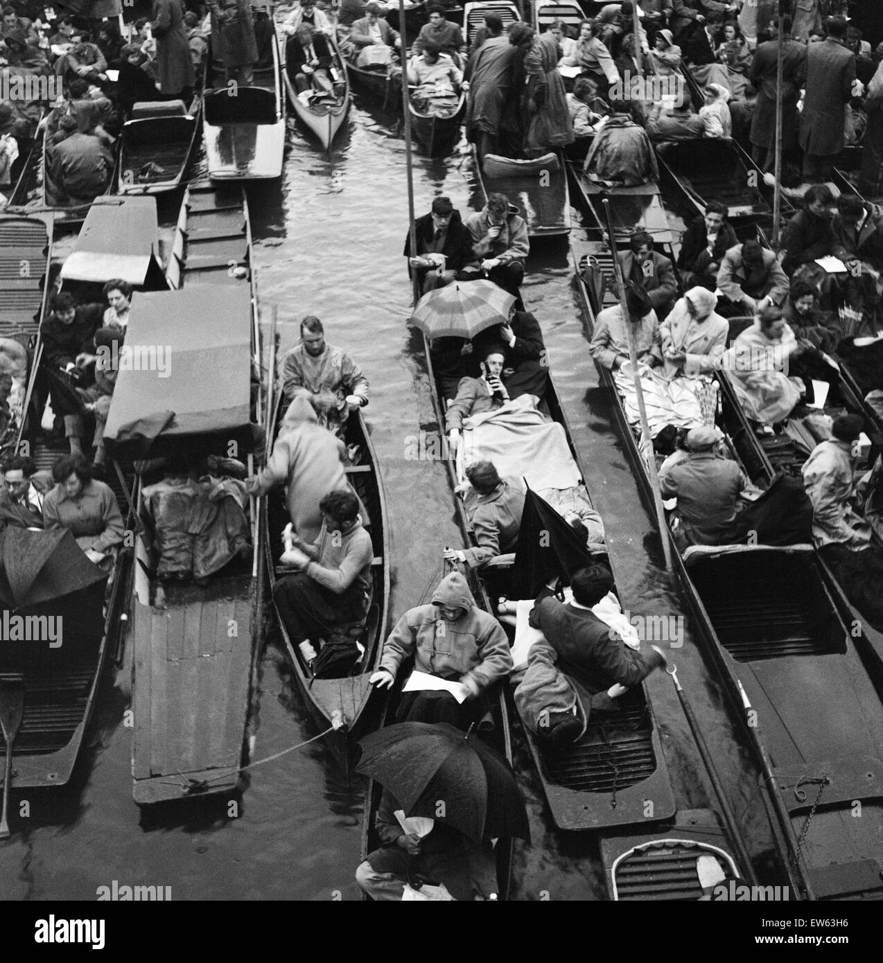Cambridge University Madrigal società Canti sul fiume Cam. Cambridge, Cambridgeshire, 11 giugno 1954. Foto Stock