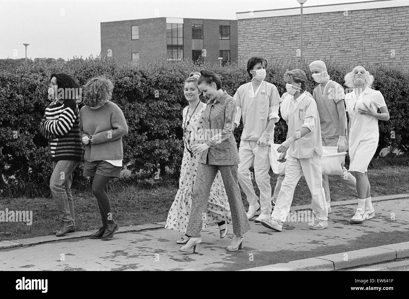 Gli studenti di St Mary's Sixth Form College, Middlesbrough, prendere parte a fun run, 11 maggio 1987. Foto Stock