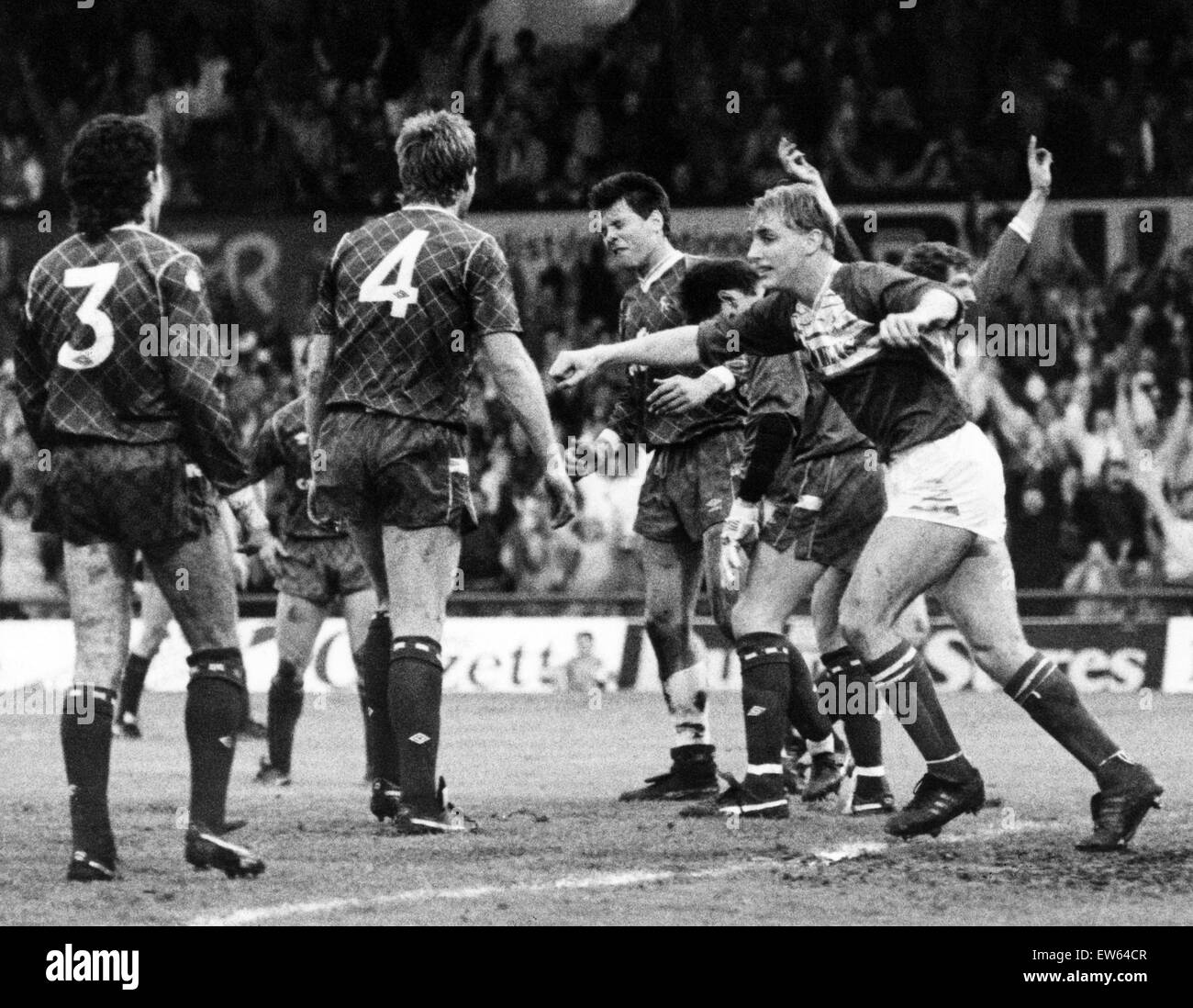 Estasi di Stuart Ripley, tornitura, e parzialmente nascosti Boro marcatore Trevor Senior - agonia per il Chelsea di difensori. Middlesbrough 2 -0 Chelsea, 1988 Campionato di calcio di Seconda Divisione play-off finale, tenutosi a Ayresome Park. Il 25 maggio 1988. Foto Stock