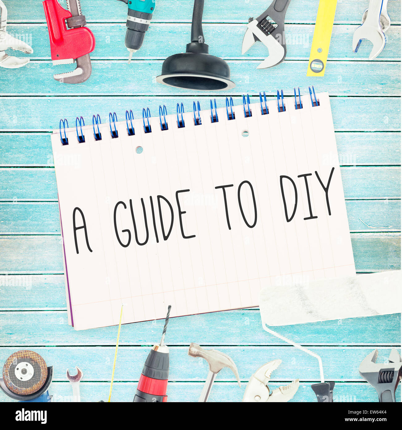 Una guida fai da te contro gli strumenti e il blocco note su sfondo di legno Foto Stock