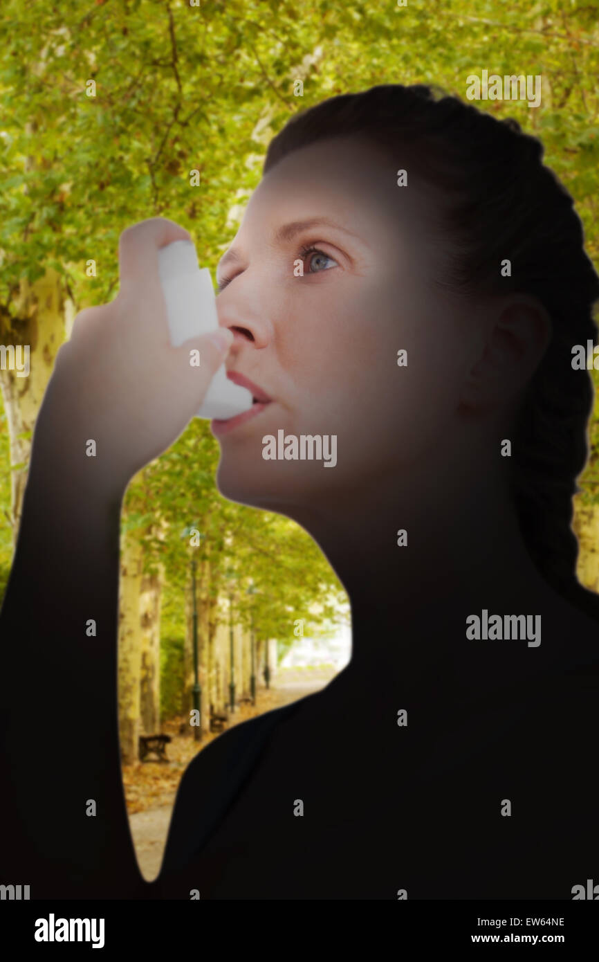 Immagine composita della donna usando un inalatore per l'asma Foto Stock