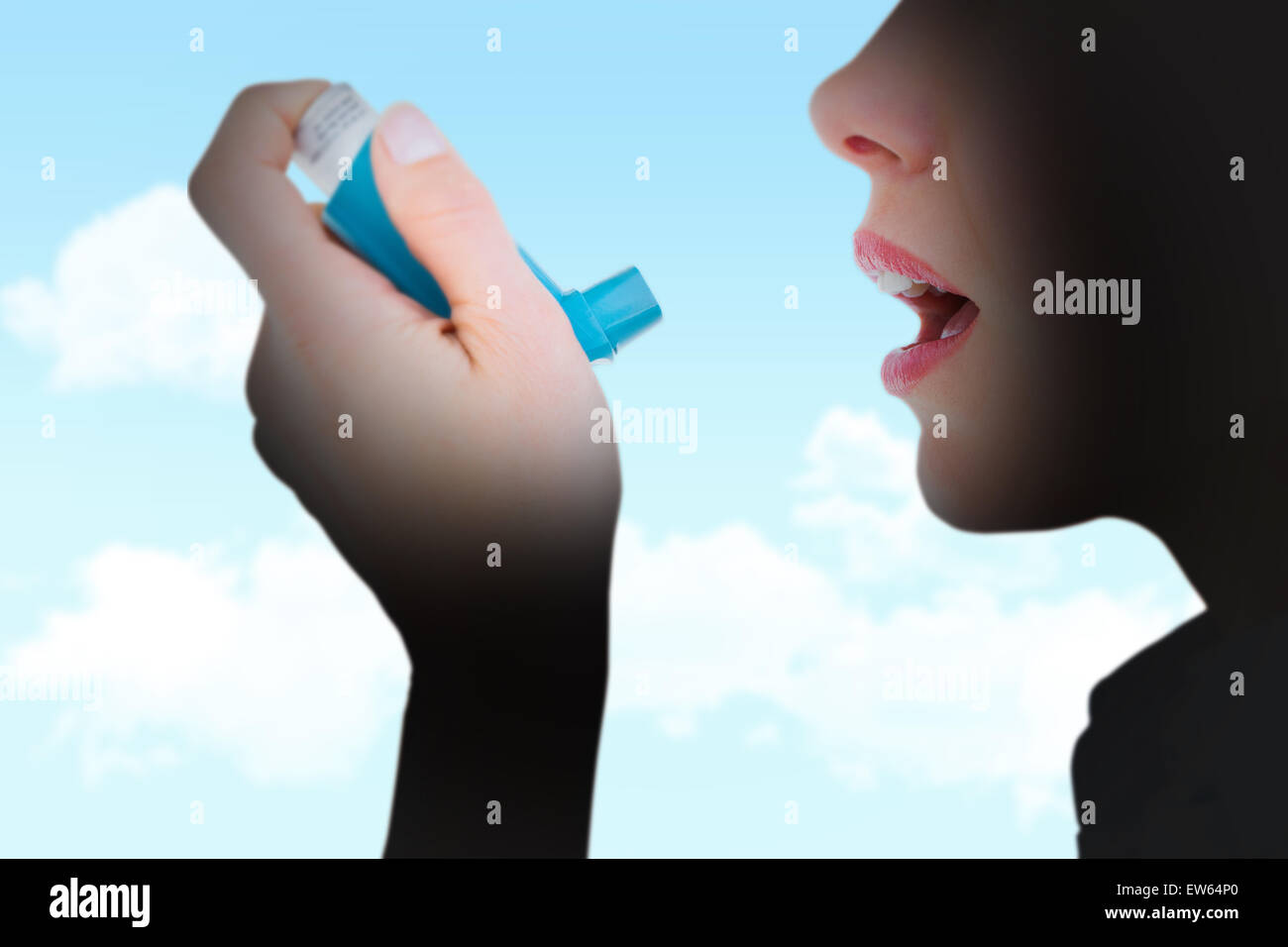 Immagine composita di close up di una donna utilizzando un inalatore per asmatici Foto Stock
