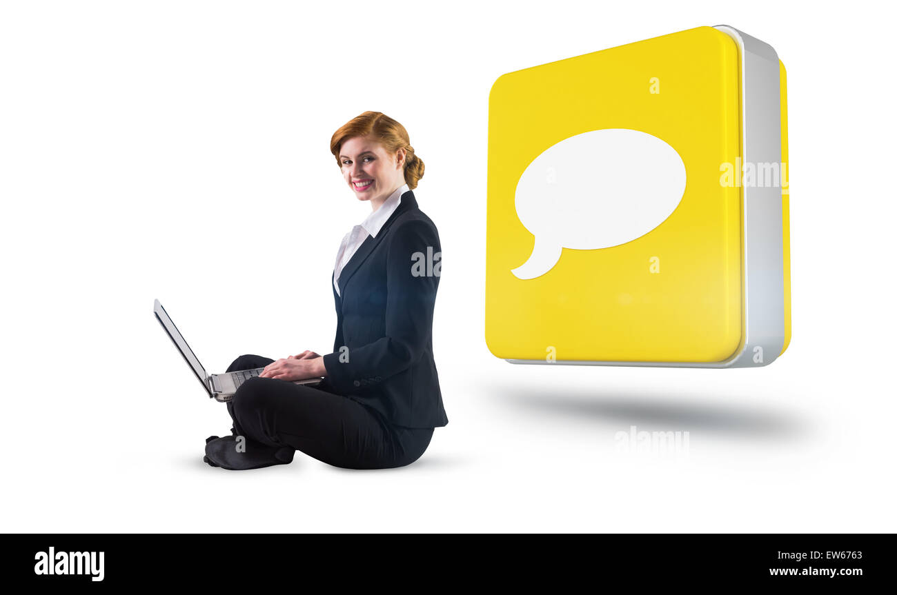 Immagine composita di redhead imprenditrice usando il suo computer portatile Foto Stock
