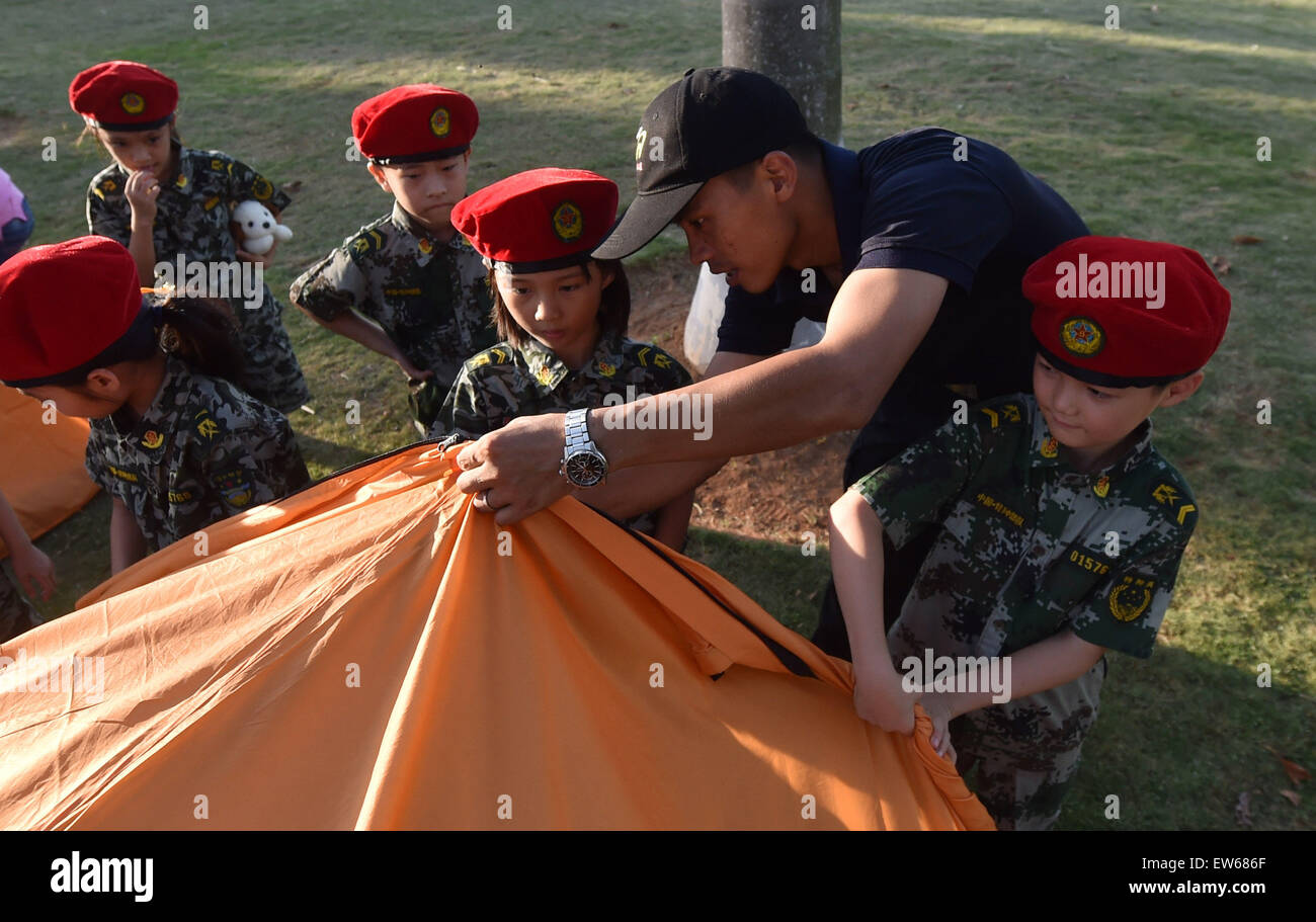 (150618) -- HAIKOU, Giugno 18, 2015 (Xinhua) -- Un pullman insegna outdoor sicurezza capacità di sopravvivenza in camp, in Haikou, capitale del sud della Cina di Hainan Provincia, 18 giugno 2015. (Xinhua/Zhao Yingquan)(yxb) Foto Stock