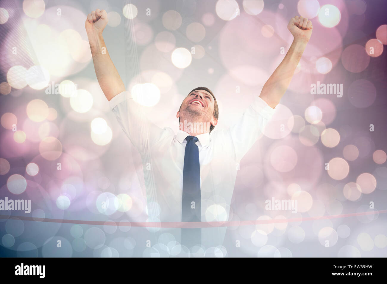 Immagine composita di imprenditore attraversando il traguardo Foto Stock