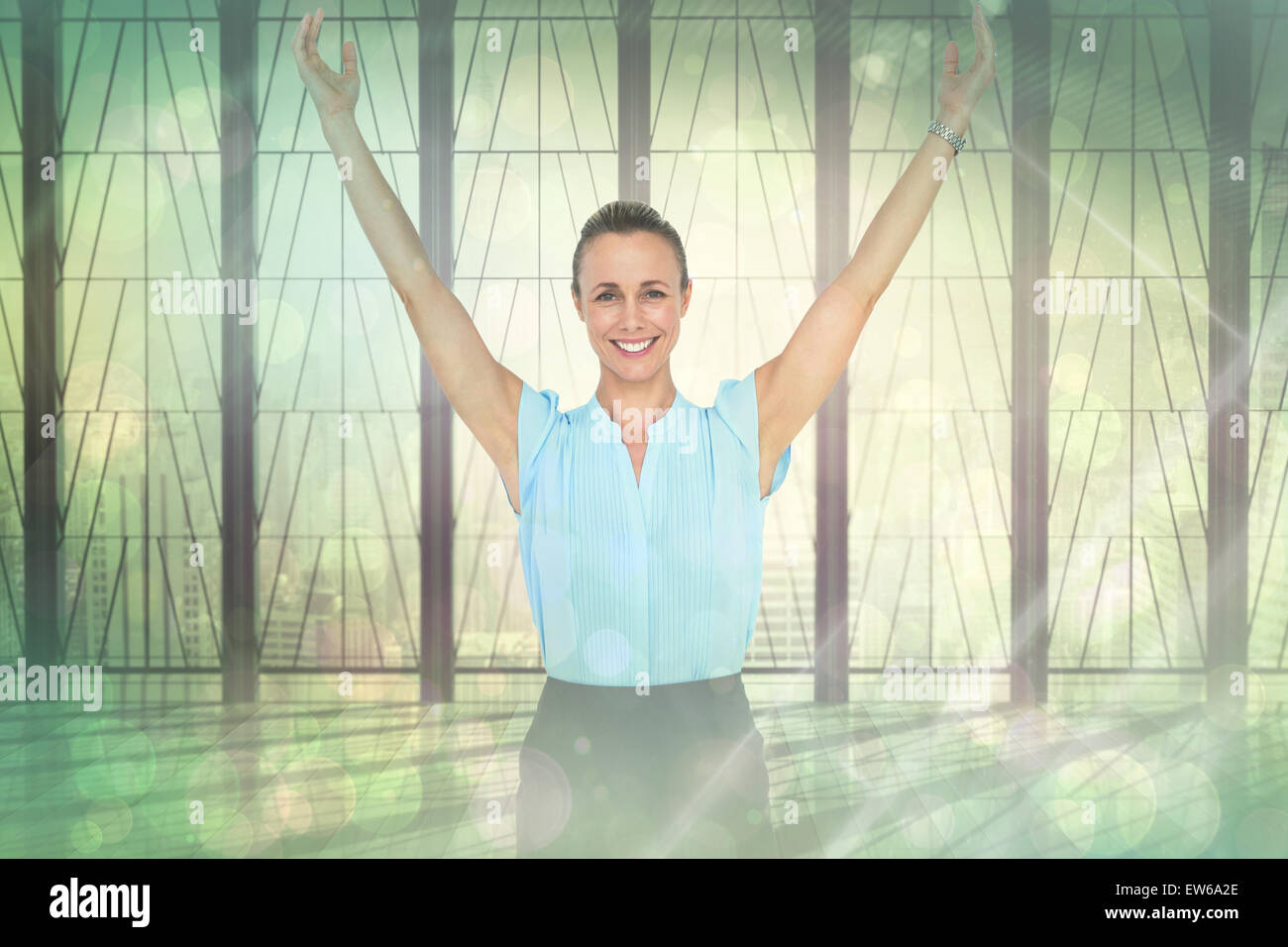 Immagine composita di imprenditrice a braccia alzate Foto Stock