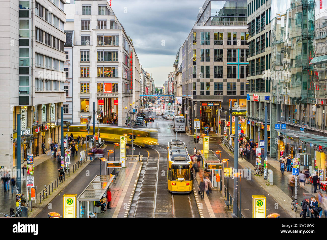 Via dello shopping Friedrichstrasse a Berlino, Germania. Foto Stock