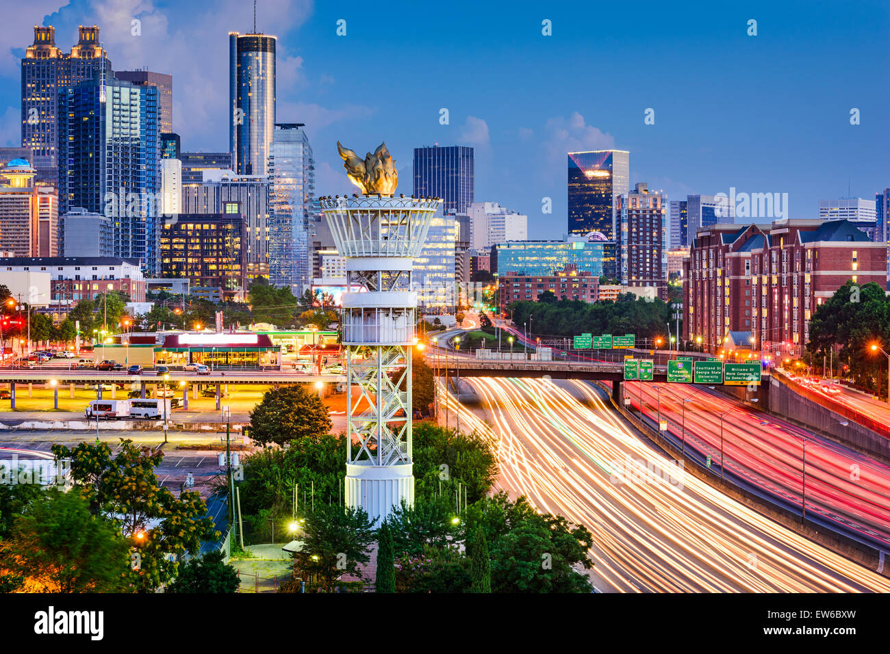 Atlanta, Georgia, Stati Uniti d'America skyline del centro sulla Interstate 85. Foto Stock