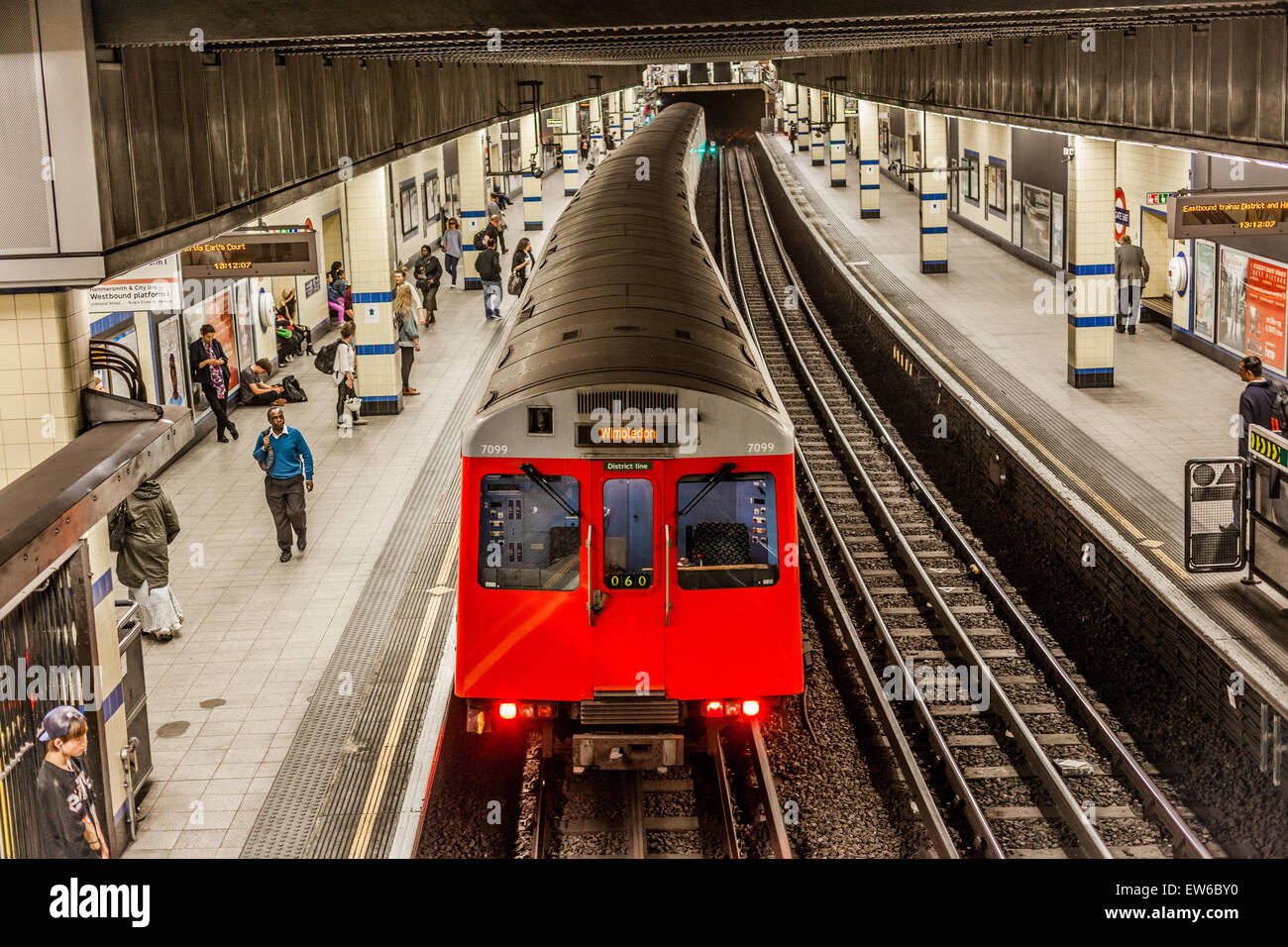 Angolo di alta vista di una piattaforma della metropolitana di Londra, Inghilterra, Regno Unito Foto Stock