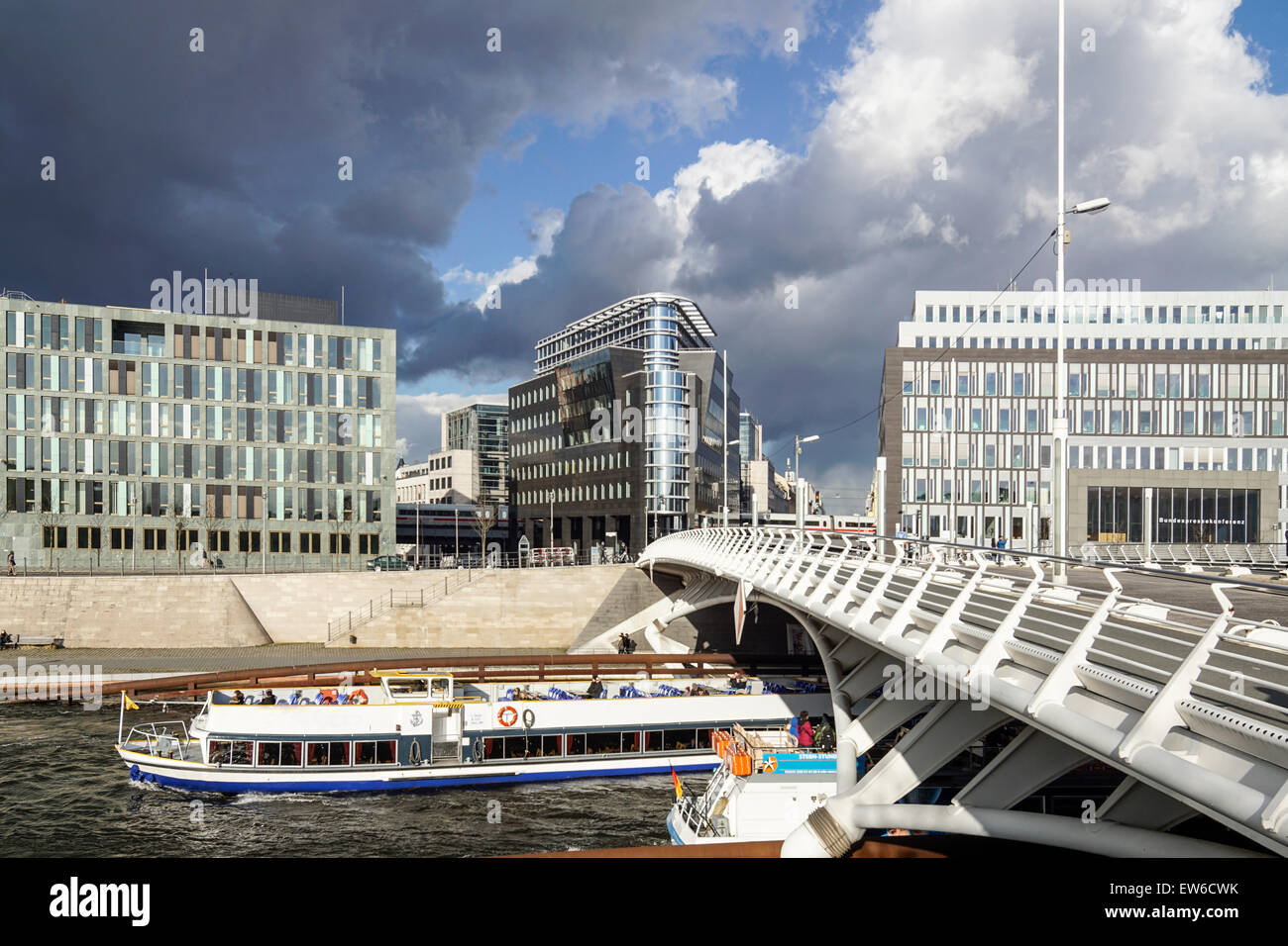 Kronprinzen Bridge, architettura moderna, Calatrava ponte, sul fiume Spree, tour in barca, Berlin , Mitte, Germania Foto Stock