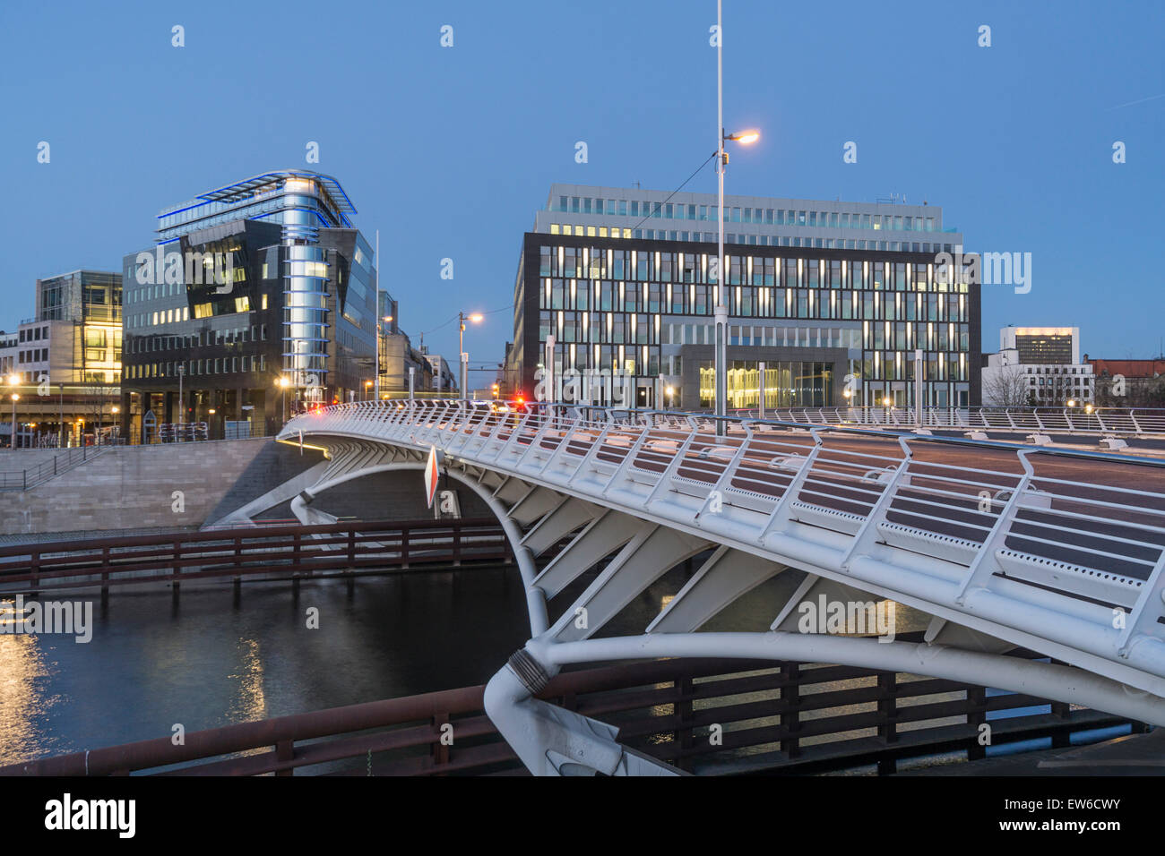 Kronprinzen Bridge, architettura moderna, ponte Calatrava, Spreeeck, Bundespressekonferenz, Berlin , Germania Foto Stock